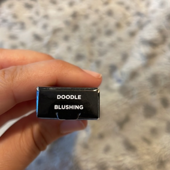 Lunar Beauty Lip Pencil Duo Shades Doodle and Blushing - Picture 5 of 6